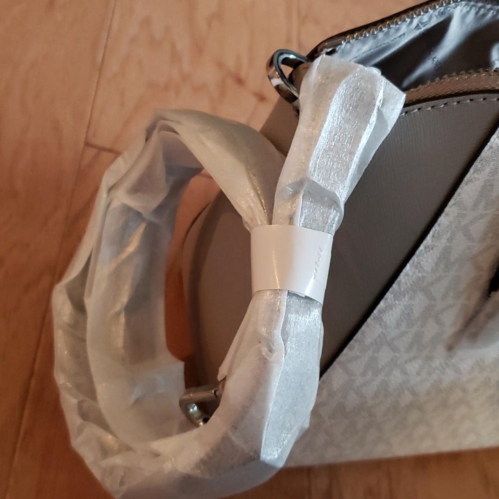 MK Messenger Bag - Picture 6 of 7